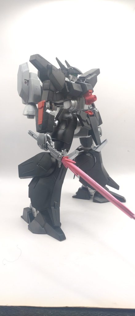 火器を減らした、と言えどその減らした火器には相応の威力がなければ、と言う意見の元、ハイパービームサーベルが採用された。ジェネレーターとの相性もよく、高出力を維持できる時間も長いため継戦能力にも秀でている。