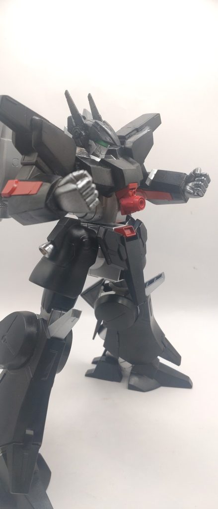 胸部ハイ・メガ・キャノン。ジェネレーター直結の大火力兵装。想定では出力の4割でギラ・ドーガタイプを消滅、Iフィールド持ちを半壊させることができる。欠点は射角がないので上下左右に撃てず、真正面の敵しか掃討できないこと。なお、対閃光防御の効率化の為コックピットは頭部に設けられ、それに伴い頭部の肥大化を招いている。