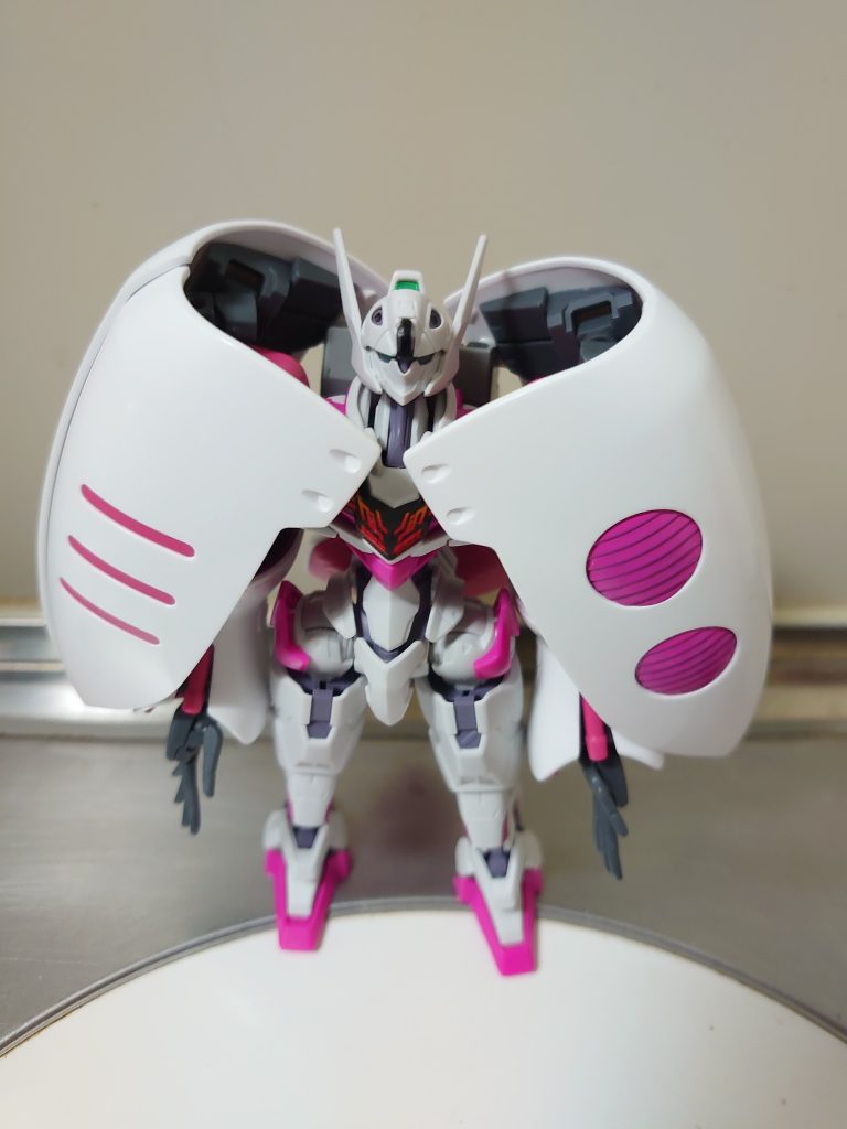 キュベレイの巡航ポーズもできますが、けっこう無理矢理肩に付けてるのでポロリが激しいです(gundam-kao5)肩のバインダーでシールド効果も添付