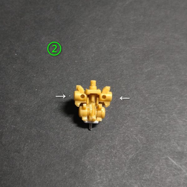 スーパーガンダム胴体加工です。①の画像で胴体部のこのパーツの緑の矢印の部分を切離します。②の画像で①のパーツを組み付けます。この状態で白の矢印の肩の取付け位置が水平です。③の画像で①で切離した事でパーツが動くので②の水平位置から上に角度がつけられて肩の自由度が上がります。④の画像で赤の矢印の肩の取付け穴を1ミリ上げます。黄色の矢印のところを1ミリプラ板で伸ばします。⑤の画像で首をアルミ線接続で可動範囲を増やします。これで顎が引けます。続く🙏（2枚目）