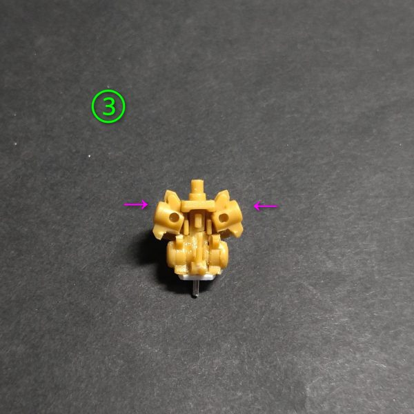 スーパーガンダム胴体加工です。①の画像で胴体部のこのパーツの緑の矢印の部分を切離します。②の画像で①のパーツを組み付けます。この状態で白の矢印の肩の取付け位置が水平です。③の画像で①で切離した事でパーツが動くので②の水平位置から上に角度がつけられて肩の自由度が上がります。④の画像で赤の矢印の肩の取付け穴を1ミリ上げます。黄色の矢印のところを1ミリプラ板で伸ばします。⑤の画像で首をアルミ線接続で可動範囲を増やします。これで顎が引けます。続く🙏（3枚目）