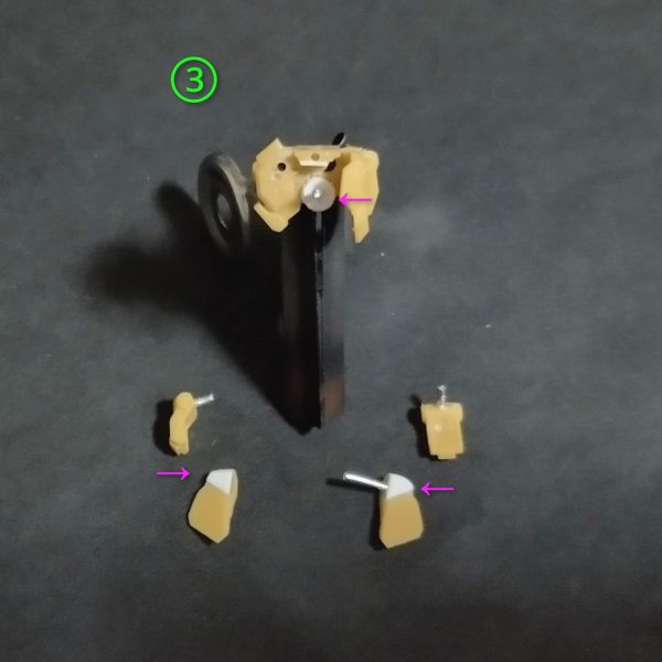 アーティファクトスーパーガンダムの腰下加工になります。まず各部面出し、モールド彫り直し後に①の画像で緑の矢印の部分を切離します。②の画像でアルミ線接続で可動化します。③の画像でアルミ線接続部に紫の矢印の部分をプラ板で補強します。④の画像で股関節の部分で取付け穴を本体側を1ミリ下げて、腿部側を1ミリ上げます。腿部を先に1ミリ伸ばしてますので今回の加工も含むと3ミリ延長になります。（3枚目）
