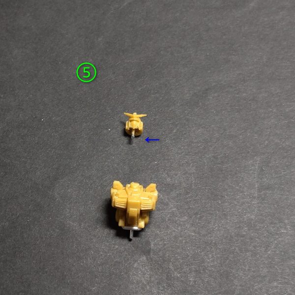 スーパーガンダム胴体加工です。①の画像で胴体部のこのパーツの緑の矢印の部分を切離します。②の画像で①のパーツを組み付けます。この状態で白の矢印の肩の取付け位置が水平です。③の画像で①で切離した事でパーツが動くので②の水平位置から上に角度がつけられて肩の自由度が上がります。④の画像で赤の矢印の肩の取付け穴を1ミリ上げます。黄色の矢印のところを1ミリプラ板で伸ばします。⑤の画像で首をアルミ線接続で可動範囲を増やします。これで顎が引けます。続く🙏（5枚目）