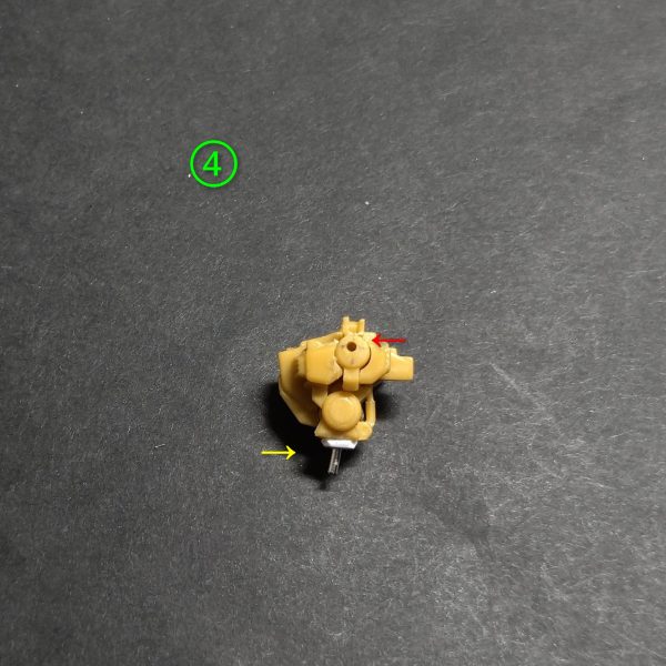 スーパーガンダム胴体加工です。①の画像で胴体部のこのパーツの緑の矢印の部分を切離します。②の画像で①のパーツを組み付けます。この状態で白の矢印の肩の取付け位置が水平です。③の画像で①で切離した事でパーツが動くので②の水平位置から上に角度がつけられて肩の自由度が上がります。④の画像で赤の矢印の肩の取付け穴を1ミリ上げます。黄色の矢印のところを1ミリプラ板で伸ばします。⑤の画像で首をアルミ線接続で可動範囲を増やします。これで顎が引けます。続く🙏（4枚目）