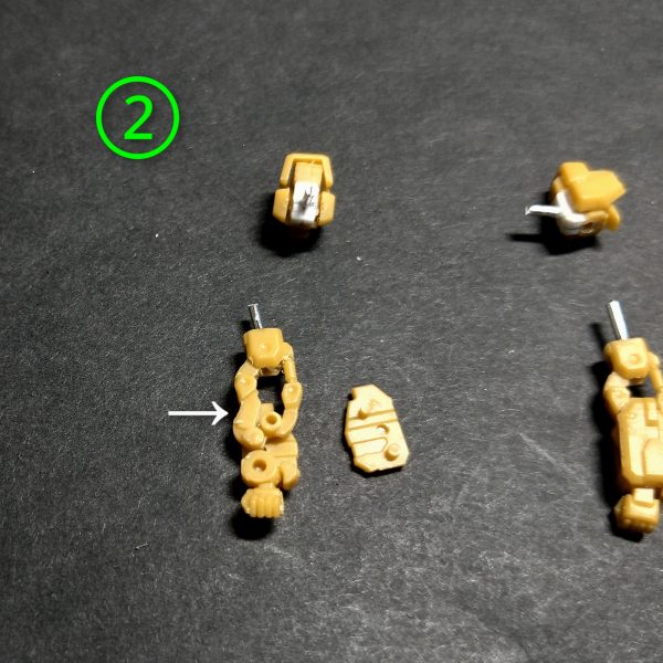 スーパーガンダム腕、バックパック加工になります。①の画像で面出し、モールド彫り直し後に緑の矢印の所をプラ板で嵩ましして少し大きく、取付け位置も少し下げて肩の高さを調整。その下部も切離してアルミ線接続。②の画像で白の矢印の接続ピンを切り取ってパーツの形状見直しして肘を可動化しました。③の画像でバックパックは面出し、モールド彫り直しだけにしました。（2枚目）