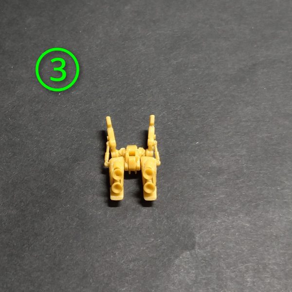 スーパーガンダム腕、バックパック加工になります。①の画像で面出し、モールド彫り直し後に緑の矢印の所をプラ板で嵩ましして少し大きく、取付け位置も少し下げて肩の高さを調整。その下部も切離してアルミ線接続。②の画像で白の矢印の接続ピンを切り取ってパーツの形状見直しして肘を可動化しました。③の画像でバックパックは面出し、モールド彫り直しだけにしました。（3枚目）