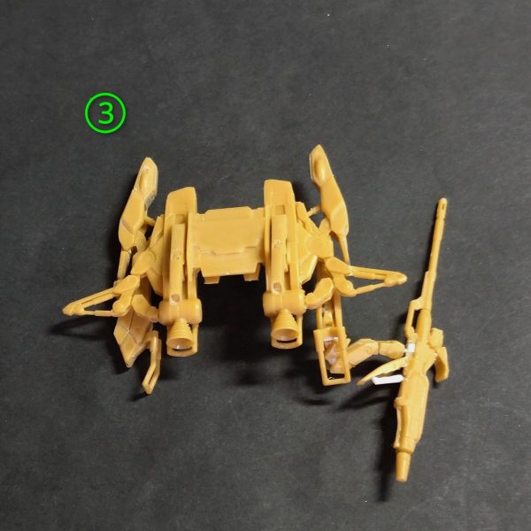 スーパーガンダム続いてGディフェンサー部の加工です。①の画像でロングライフルはやはり手に持たせたかったので、一体化してる下部ガードを切離してアルミ線接続、そのスペースにプラ板でグリップを作りこれもアルミ線接続で限定的ですが可動化。そしてロングライフルとの接続アームを画像が無いですが、各部細かく切離してアルミ線接続。②の画像でGディフェンサー本体は、合わせ目消し、面出しとモールド彫り直しのみで丁寧に仕上げました。③裏側④の画像でこれが今回の目玉で、ロングライフルを構える為の手首を自作しました。プラ板で手の甲を作り、本当は角で作りたかったんですが、サイズ的に無理なので、0.3ミリ真鍮線で指を加工して取付けました。本当に妥協したんですが、塗装するしサイズ的にはなんとか見れるかなと💦（4枚目）
