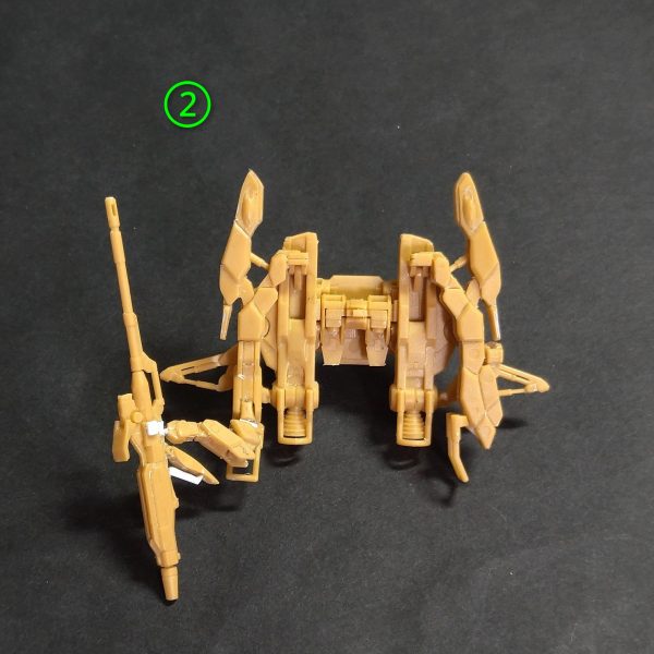 スーパーガンダム続いてGディフェンサー部の加工です。①の画像でロングライフルはやはり手に持たせたかったので、一体化してる下部ガードを切離してアルミ線接続、そのスペースにプラ板でグリップを作りこれもアルミ線接続で限定的ですが可動化。そしてロングライフルとの接続アームを画像が無いですが、各部細かく切離してアルミ線接続。②の画像でGディフェンサー本体は、合わせ目消し、面出しとモールド彫り直しのみで丁寧に仕上げました。③裏側④の画像でこれが今回の目玉で、ロングライフルを構える為の手首を自作しました。プラ板で手の甲を作り、本当は角で作りたかったんですが、サイズ的に無理なので、0.3ミリ真鍮線で指を加工して取付けました。本当に妥協したんですが、塗装するしサイズ的にはなんとか見れるかなと💦（3枚目）
