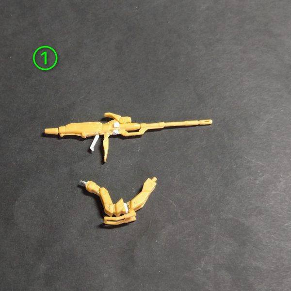 スーパーガンダム続いてGディフェンサー部の加工です。①の画像でロングライフルはやはり手に持たせたかったので、一体化してる下部ガードを切離してアルミ線接続、そのスペースにプラ板でグリップを作りこれもアルミ線接続で限定的ですが可動化。そしてロングライフルとの接続アームを画像が無いですが、各部細かく切離してアルミ線接続。②の画像でGディフェンサー本体は、合わせ目消し、面出しとモールド彫り直しのみで丁寧に仕上げました。③裏側④の画像でこれが今回の目玉で、ロングライフルを構える為の手首を自作しました。プラ板で手の甲を作り、本当は角で作りたかったんですが、サイズ的に無理なので、0.3ミリ真鍮線で指を加工して取付けました。本当に妥協したんですが、塗装するしサイズ的にはなんとか見れるかなと💦（2枚目）