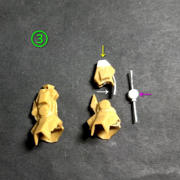 アーティファクトリックディアス脚部加工になります。基本的に加工前に面出し、モールド彫り直し済みで画像の左側が加工前、右側が加工後です🙏①の画像で足首部を赤の矢印の所をプラ板で1ミリ幅を広げます。②の画像は前から、③の画像は横からになります。・黄色の矢印の所に積層プラ板で腿部を自作して延長します。・白色の矢印の所は切離した時に損傷した動力パイプをアルミ線で製作。・紫色の矢印の所は膝関節を積層プラ板で自作してアルミ線で接続して可動化。・赤の矢印の所は脛部を1ミリプラ板を挟んで幅を広げました。・画像では見えてませんが、腿部、脛部も内部をプラ板で埋めて紫色の矢印の膝関節の受け作ってます🙏④の画像で上側のバーニアは出来が悪く、泣く泣く市販の物に交換。横のバーニアはのっぺりしてるので、彫り直してモールドを追加しました。胴体編へ続く🙏 (3枚目)