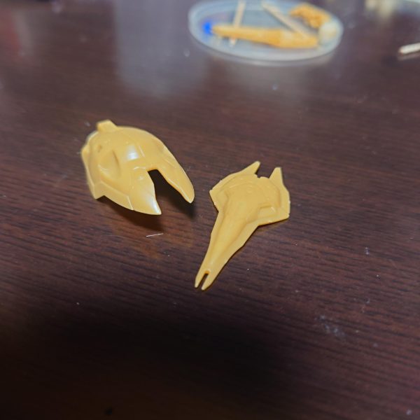 キルケーの魔女公開時ナイチンゲールとHi-νガンダムでミキシングしたらイケるんじゃないかぁと…ちょうど2つとも再販で手に入れて積んであったので、ここから始めました。ナイチンの盾、腰スカート、Hi-νの盾を切った貼ったで…モノアイは何かのビームサーベルの先っちょです。最初はネオジム使って脱着式にする予定だったのですが、サイズがサイズなので、他パーツの磁力が干渉しちゃって断念しました。。（2枚目）
