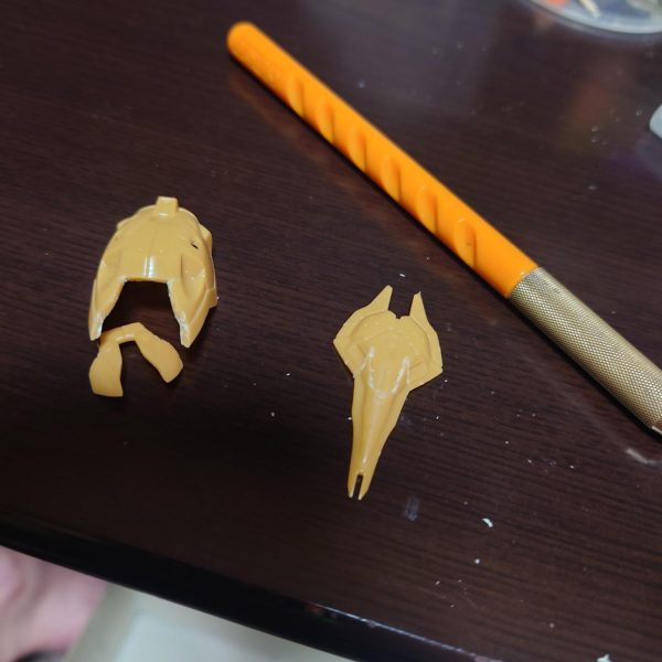 キルケーの魔女公開時ナイチンゲールとHi-νガンダムでミキシングしたらイケるんじゃないかぁと…ちょうど2つとも再販で手に入れて積んであったので、ここから始めました。ナイチンの盾、腰スカート、Hi-νの盾を切った貼ったで…モノアイは何かのビームサーベルの先っちょです。最初はネオジム使って脱着式にする予定だったのですが、サイズがサイズなので、他パーツの磁力が干渉しちゃって断念しました。。（3枚目）