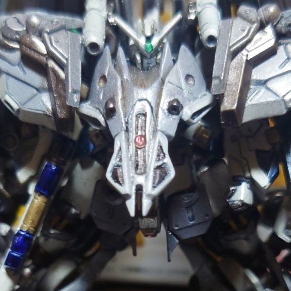 キルケーの魔女公開時ナイチンゲールとHi-νガンダムでミキシングしたらイケるんじゃないかぁと…ちょうど2つとも再販で手に入れて積んであったので、ここから始めました。ナイチンの盾、腰スカート、Hi-νの盾を切った貼ったで…モノアイは何かのビームサーベルの先っちょです。最初はネオジム使って脱着式にする予定だったのですが、サイズがサイズなので、他パーツの磁力が干渉しちゃって断念しました。。（1枚目）