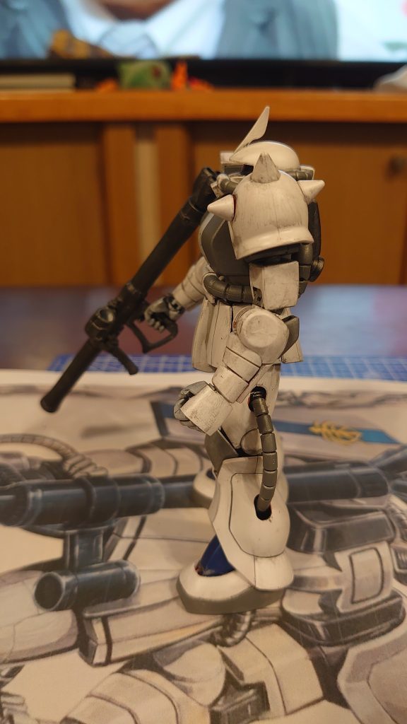 しかし、このザクのキットは、よく折れます。ザクマシンガンの銃口や、ヘッドの上半分を下半分に取り付けの接触部分、手首のグラグラ。バズーカのスコープ。腫れ物触るみたいです。
