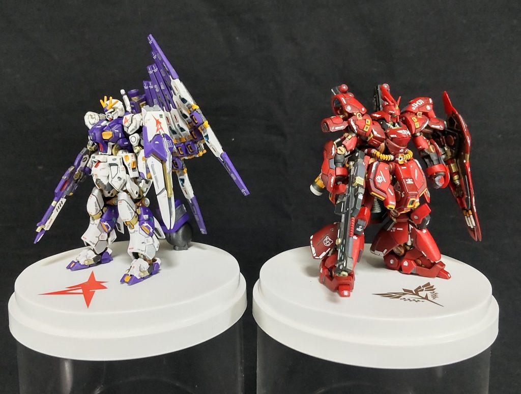前回作ったνガンダムと一緒に撮影😄。この二体は並べたくなります😆。