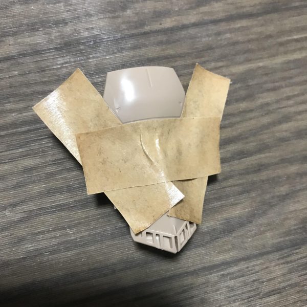 本体の説明内部フレームはグレーで塗装、雑に塗ってしまったせいでざらつき、鋳造表現の様になってしまった。胴体部の説明部分塗装した箇所は頭部のパイプにある黄色の部分胸部はコックピット付近のパネルを部分塗装脚部はRG味を意識してグレーで装甲を塗り分け（2枚目）