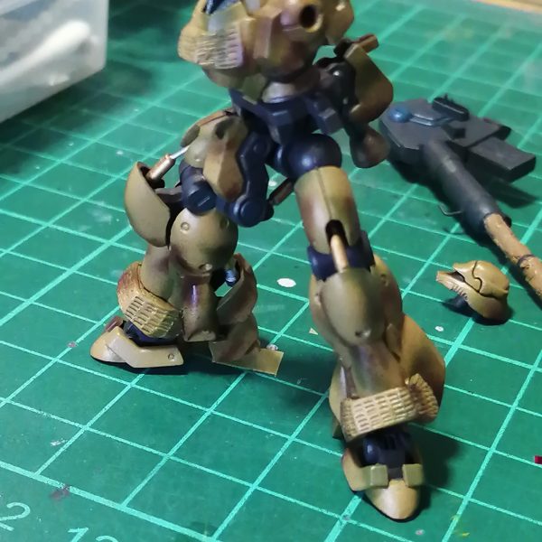 最初のブラウンはこの３色を混ぜました。その後ダークグリーン、レッドブラウン吹いて、エナメルでフレーム部分の塗り分けして、左股関節部分がゆるゆるなのが気になりますがちょいと組み立て。　接着して問題無い所は接着しました。（2枚目）