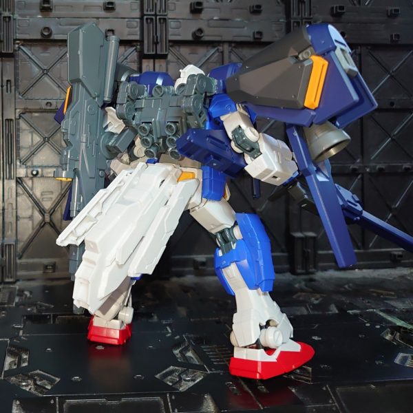 キャバリアのミサイルランチャーと羽根バイアランアームの選択式ユニットはパックからアームで上げ下げ脱着可能&nbsp;（3枚目）