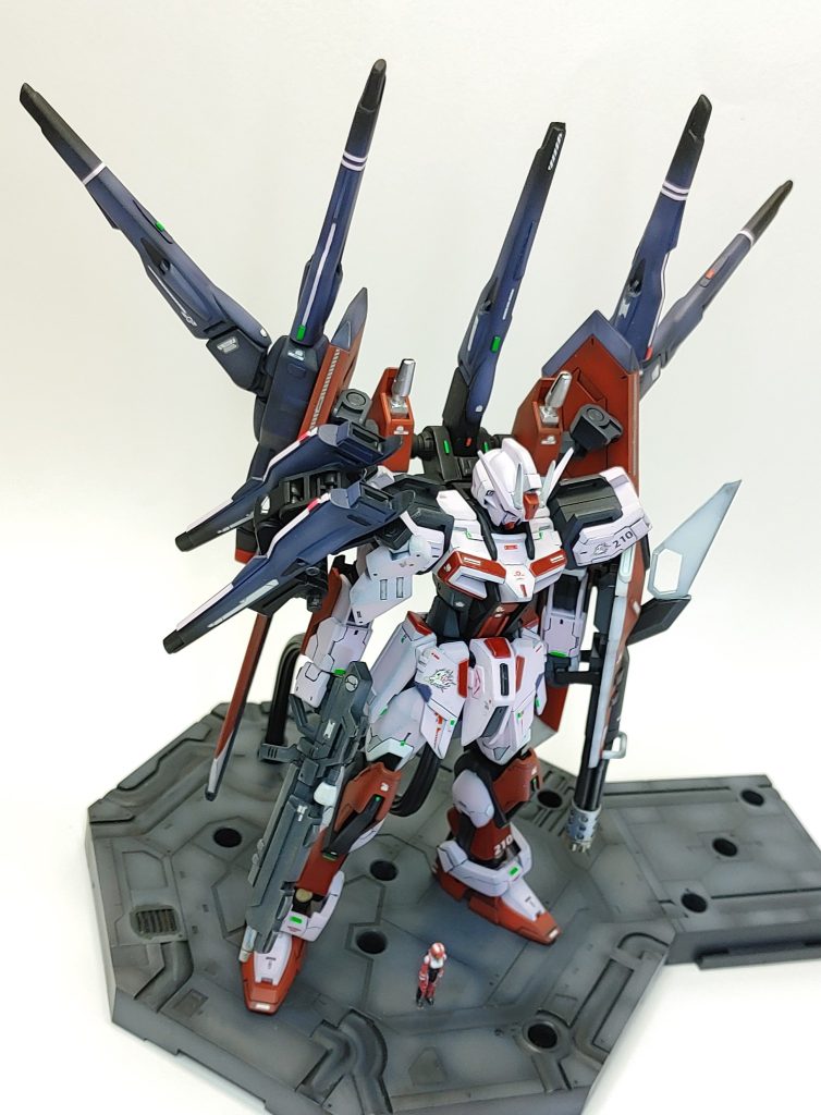 顎が引けるように首の受け部を下げています。バストアップやフロントアーマーの一部スクラッチ、スジボリによるパネルラインの追加など…情報量を増やし、ワンランク上のグレードに見えるように意識しました。