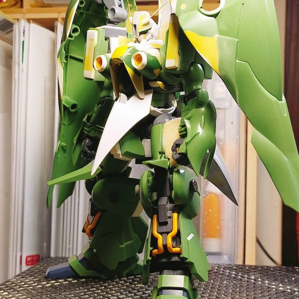 腰回りの改修とバインダー作成、加えてショルダーバインダーを新造肩部は雛形を作りバキュームフォームしようとしたが途中で断念最終的にエポパテを伸ばし広げて型を覆うことで複製した徐々に形状がそれっぽくなってきた気がする最初はおおまかに作って後から整えようと思っているが、ファーストステップが重い（2枚目）