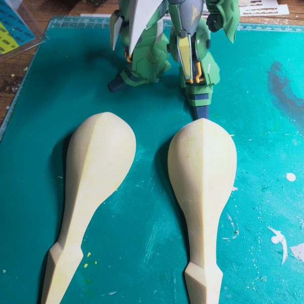 腰回りの改修とバインダー作成、加えてショルダーバインダーを新造肩部は雛形を作りバキュームフォームしようとしたが途中で断念最終的にエポパテを伸ばし広げて型を覆うことで複製した徐々に形状がそれっぽくなってきた気がする最初はおおまかに作って後から整えようと思っているが、ファーストステップが重い（5枚目）