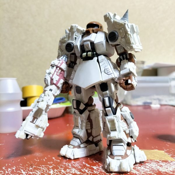 ちょこっと武器の土台でも、と思いやり始めたら止まらんくなりました😂全体の雰囲気に合わせて武器もプラ板モリモリに…　武器のベースは鉛筆キャップとなんかの腕パーツです。あとは謎ジャンク少々とプラ板工作です。勢いあるうちに次の工作行かんと…(；´Д｀)（2枚目）