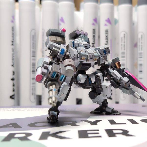 新兵器(30色入りArrtxアクリルマーカー)で塗ってみました。難しかった・・・。シャバシャバなので結構ムラがでて、隠蔽力も白系はそんなに強くないので、3度塗りぐらいは必要でしょうか。ペン先が筆式なので硬いペンより塗りやすいけど、ざっくりなので色の境界をぱきっと出したいアーティファクトなどの塗装だと厳しいです。でも匂わないし場所も取らないし、筆を洗う必要もないし。HG以上のサイズでムラあり汚しあり前提の塗装などだとすごくよさそうです。ジオン系迷彩などならばっちりかもデス。<注>ピンクは油性の傾向マーカーカッパーは4アーティストマーカーのカッパーメタリックブルーはガンマかEXです。(2枚目)