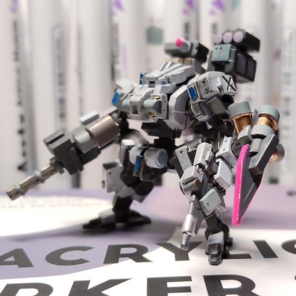 新兵器(30色入りArrtxアクリルマーカー)で塗ってみました。難しかった・・・。シャバシャバなので結構ムラがでて、隠蔽力も白系はそんなに強くないので、3度塗りぐらいは必要でしょうか。ペン先が筆式なので硬いペンより塗りやすいけど、ざっくりなので色の境界をぱきっと出したいアーティファクトなどの塗装だと厳しいです。でも匂わないし場所も取らないし、筆を洗う必要もないし。HG以上のサイズでムラあり汚しあり前提の塗装などだとすごくよさそうです。ジオン系迷彩などならばっちりかもデス。<注>ピンクは油性の傾向マーカーカッパーは4アーティストマーカーのカッパーメタリックブルーはガンマかEXです。(3枚目)