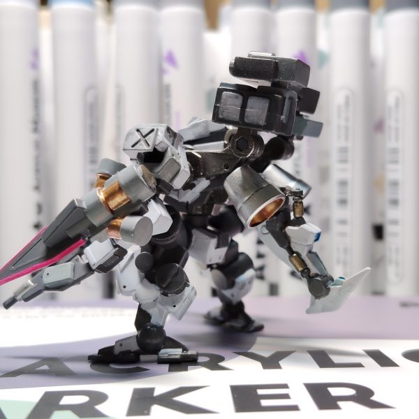 新兵器(30色入りArrtxアクリルマーカー)で塗ってみました。難しかった・・・。シャバシャバなので結構ムラがでて、隠蔽力も白系はそんなに強くないので、3度塗りぐらいは必要でしょうか。ペン先が筆式なので硬いペンより塗りやすいけど、ざっくりなので色の境界をぱきっと出したいアーティファクトなどの塗装だと厳しいです。でも匂わないし場所も取らないし、筆を洗う必要もないし。HG以上のサイズでムラあり汚しあり前提の塗装などだとすごくよさそうです。ジオン系迷彩などならばっちりかもデス。<注>ピンクは油性の傾向マーカーカッパーは4アーティストマーカーのカッパーメタリックブルーはガンマかEXです。(4枚目)