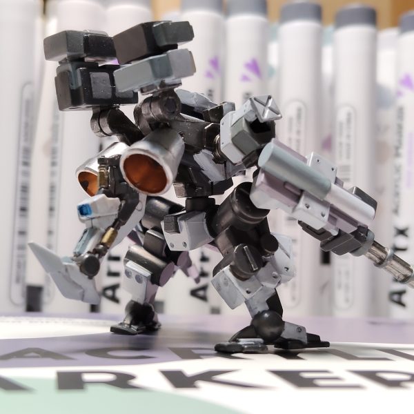 新兵器(30色入りArrtxアクリルマーカー)で塗ってみました。難しかった・・・。シャバシャバなので結構ムラがでて、隠蔽力も白系はそんなに強くないので、3度塗りぐらいは必要でしょうか。ペン先が筆式なので硬いペンより塗りやすいけど、ざっくりなので色の境界をぱきっと出したいアーティファクトなどの塗装だと厳しいです。でも匂わないし場所も取らないし、筆を洗う必要もないし。HG以上のサイズでムラあり汚しあり前提の塗装などだとすごくよさそうです。ジオン系迷彩などならばっちりかもデス。<注>ピンクは油性の傾向マーカーカッパーは4アーティストマーカーのカッパーメタリックブルーはガンマかEXです。(5枚目)