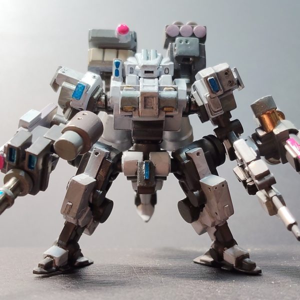 新兵器(30色入りArrtxアクリルマーカー)で塗ってみました。難しかった・・・。シャバシャバなので結構ムラがでて、隠蔽力も白系はそんなに強くないので、3度塗りぐらいは必要でしょうか。ペン先が筆式なので硬いペンより塗りやすいけど、ざっくりなので色の境界をぱきっと出したいアーティファクトなどの塗装だと厳しいです。でも匂わないし場所も取らないし、筆を洗う必要もないし。HG以上のサイズでムラあり汚しあり前提の塗装などだとすごくよさそうです。ジオン系迷彩などならばっちりかもデス。<注>ピンクは油性の傾向マーカーカッパーは4アーティストマーカーのカッパーメタリックブルーはガンマかEXです。(6枚目)