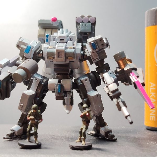 新兵器(30色入りArrtxアクリルマーカー)で塗ってみました。難しかった・・・。シャバシャバなので結構ムラがでて、隠蔽力も白系はそんなに強くないので、3度塗りぐらいは必要でしょうか。ペン先が筆式なので硬いペンより塗りやすいけど、ざっくりなので色の境界をぱきっと出したいアーティファクトなどの塗装だと厳しいです。でも匂わないし場所も取らないし、筆を洗う必要もないし。HG以上のサイズでムラあり汚しあり前提の塗装などだとすごくよさそうです。ジオン系迷彩などならばっちりかもデス。<注>ピンクは油性の傾向マーカーカッパーは4アーティストマーカーのカッパーメタリックブルーはガンマかEXです。(7枚目)