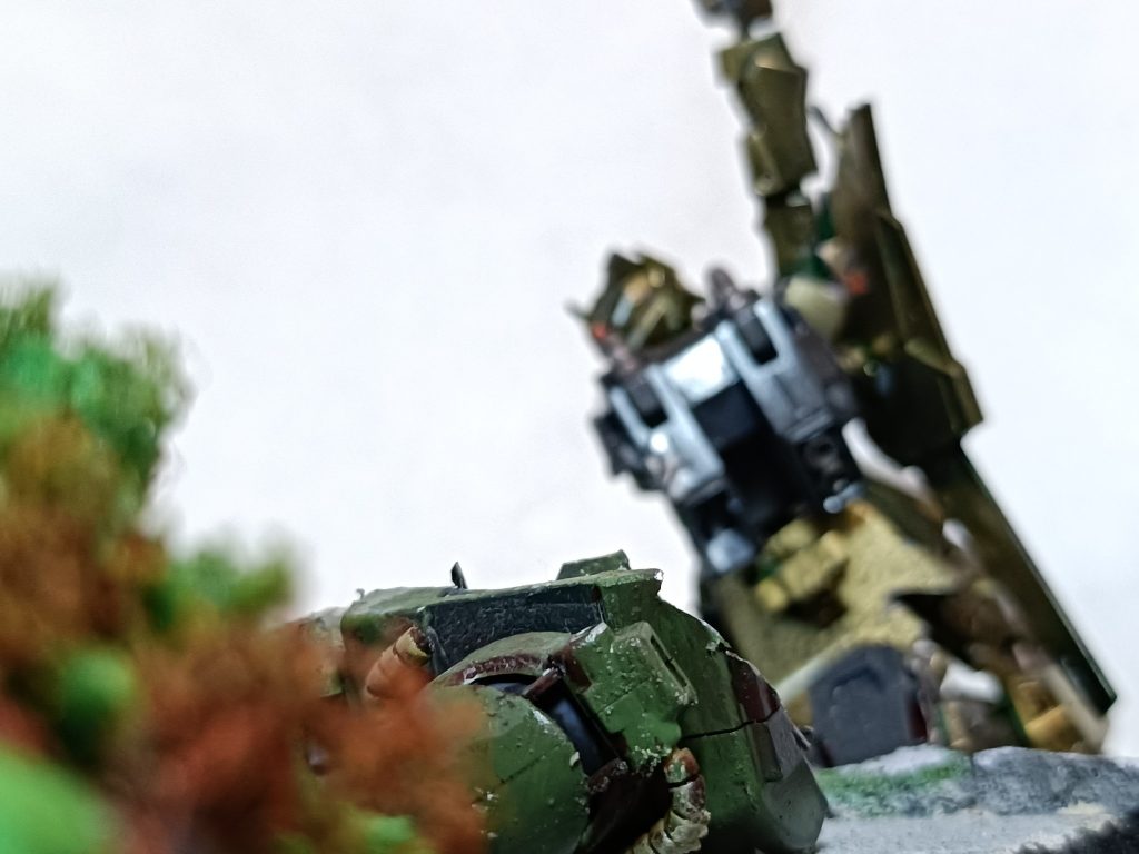百式のポーズは「ガンダムNT」のあのヨナくんのアレをイメージしました。ちなみに、前述の通り、この銀閣の屋根には、本来あるはずの鳳凰はいません。&nbsp;&nbsp;NTのに登場する金のMS＝フェネクス(鳳凰)とかけて、鳳凰が消えて百式がいる…という構図。 …このポーズだと、自ら飛んでいってしまった鳳凰を求めるようにもみえますね。