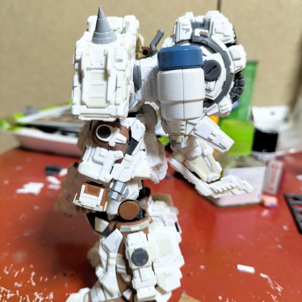 夜な夜なちまちま工作してます(；´Д｀)バックパックがようやくカタチになりました✨後方に寄せて作ったので自立は無理だな、なんて思ってましたが、意外と踏ん張ってくれております😂　次は両サイドのタンク？の工作頑張ります！（4枚目）