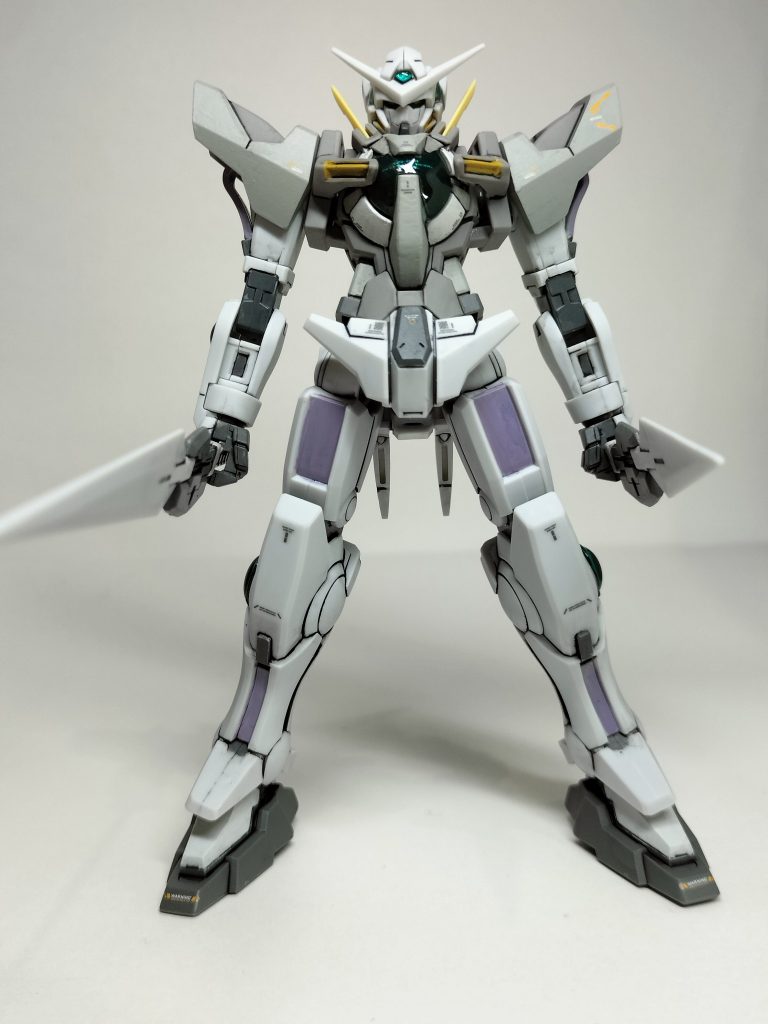 ロールアウトカラーということで通常品とは成形色が異なりグレーとホワイトの渋いカラーリング(gundam-kao6)こんなカラバリあったんですね〜✨️成形色を活かして仕上げてみました(gandam-hand2)