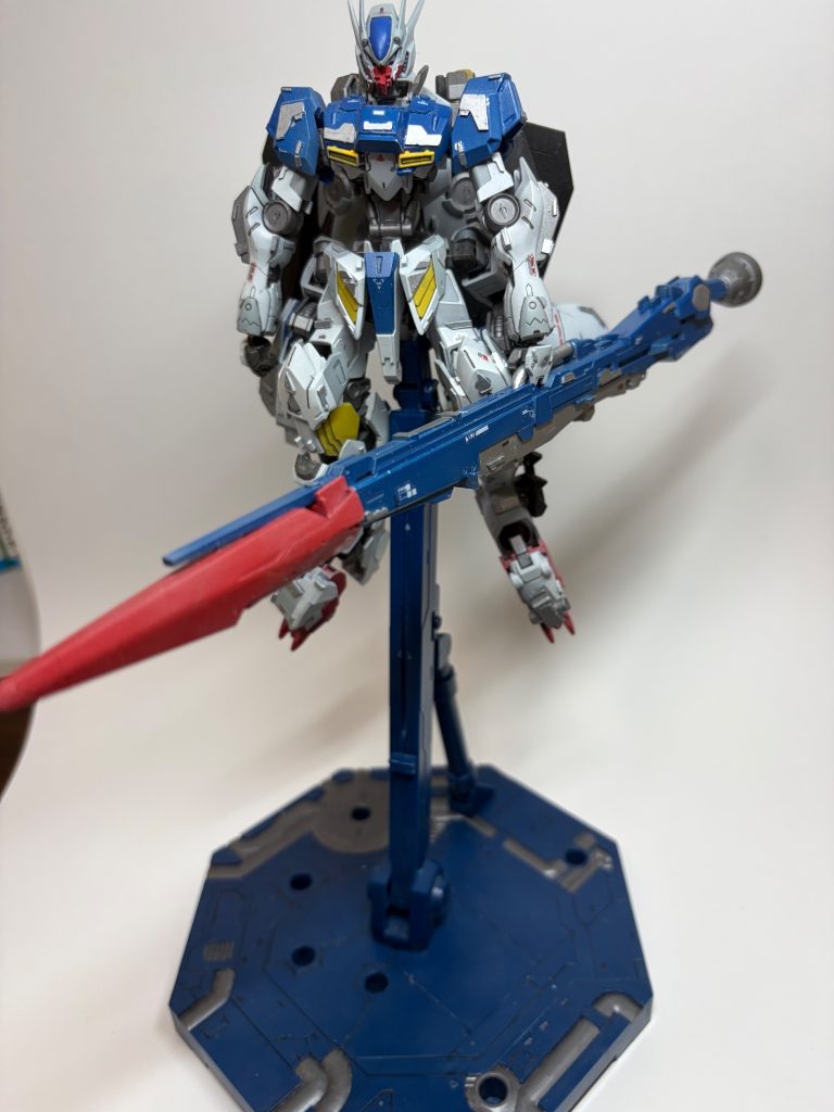 メインの武装一つ目は推進器も兼ねている大型ランスです。Zガンダム最強の攻撃()であるスイカバーアタックを何度でも仕掛けることができるシロモノです。これでMAを貫きます。このアイデアを思いついた瞬間てが手が動いてました(笑)素材はZガンダムのハイパーメガランチャーと見て分かる通りZガンダムのシールドの先っちょです。シールドの方はパテを盛って少し加工しています。結構いい感じにオルフェンズの武器っぽくなったと思います。