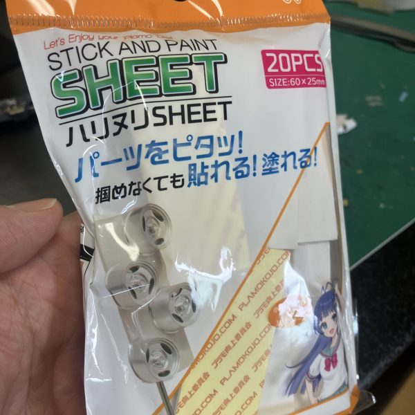 今日も今日とて、オモチャ売り場で便利なアイテムを発見🔬🥳童友社さんの、缶スプレートリガーですね、上から押すを🔫トリガーに変換して圧力維持&噴射調整をお手軽に👍🥳　ちなみに、ノズルの間に🪙5円玉を挟んで出過ぎ防止はこれまで通り😬コレは疲れなくて良いですね💪🤩あとは、マスキングテープ丸めて固定させたりしましたが、プラモ向上委員会さんのハリヌリシート、使い捨てでネコの手挟みしろもあって割と安価👏🥰　スプレー中も安定するのが嬉しいかぎり😉作り続けることこそが、ガンプラ道、GUNSTAへの感謝と誓い、新しいツールと戯れるのもまた一興で🤗（4枚目）