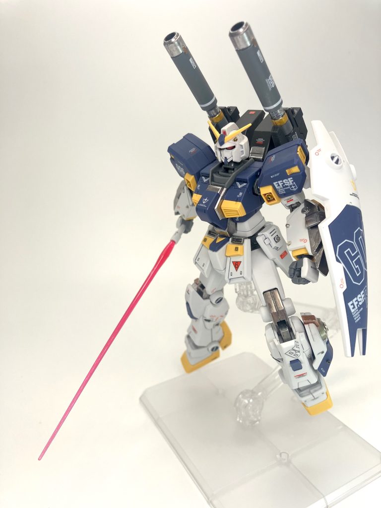 武装は専用ビームライフルと、300mmキャノン、また何故かキャノン付属の2本のビームサーベル🤩