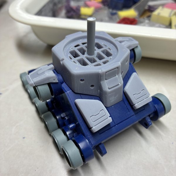オモチャっぽいデザインのガンタンクを、より兵器っぽくするため３Ｄプリンタでワンオフのパーツを制作して装着しました（4枚目）