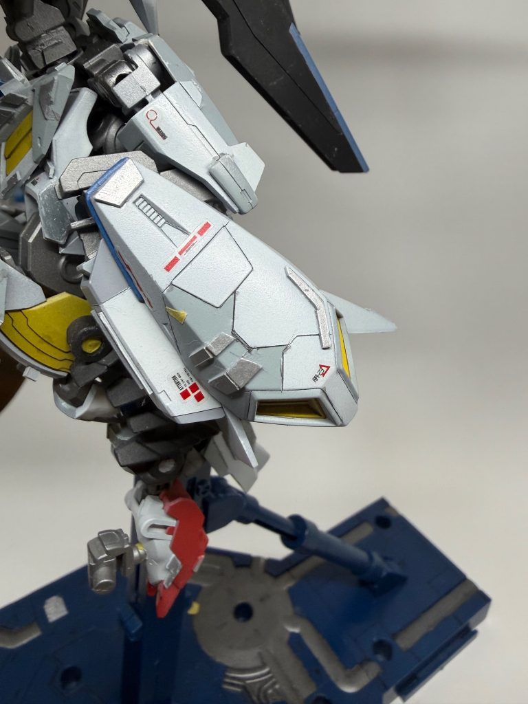 腰に装着したスラスターです。見ての通りZガンダムの脚です。意外と似合ったので付けてみました。
