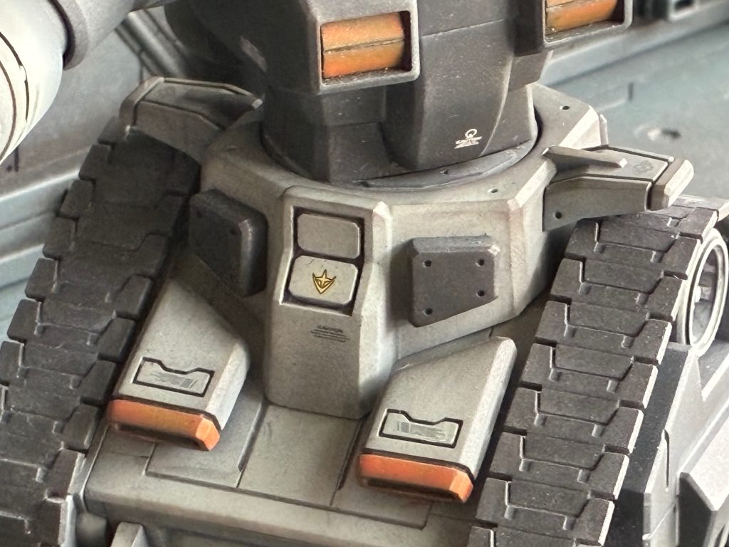 戦車たるもの砲塔が旋回できなければなりません！なのでコアブロックシステムも廃止w &nbsp;オリジナルの丸を基調とした腰回りのデザインも大嫌いなので、ガンダムチックなデザインで完全新造🎵　それっぽいフェンダーと前面構造物も追加しました(^_^)