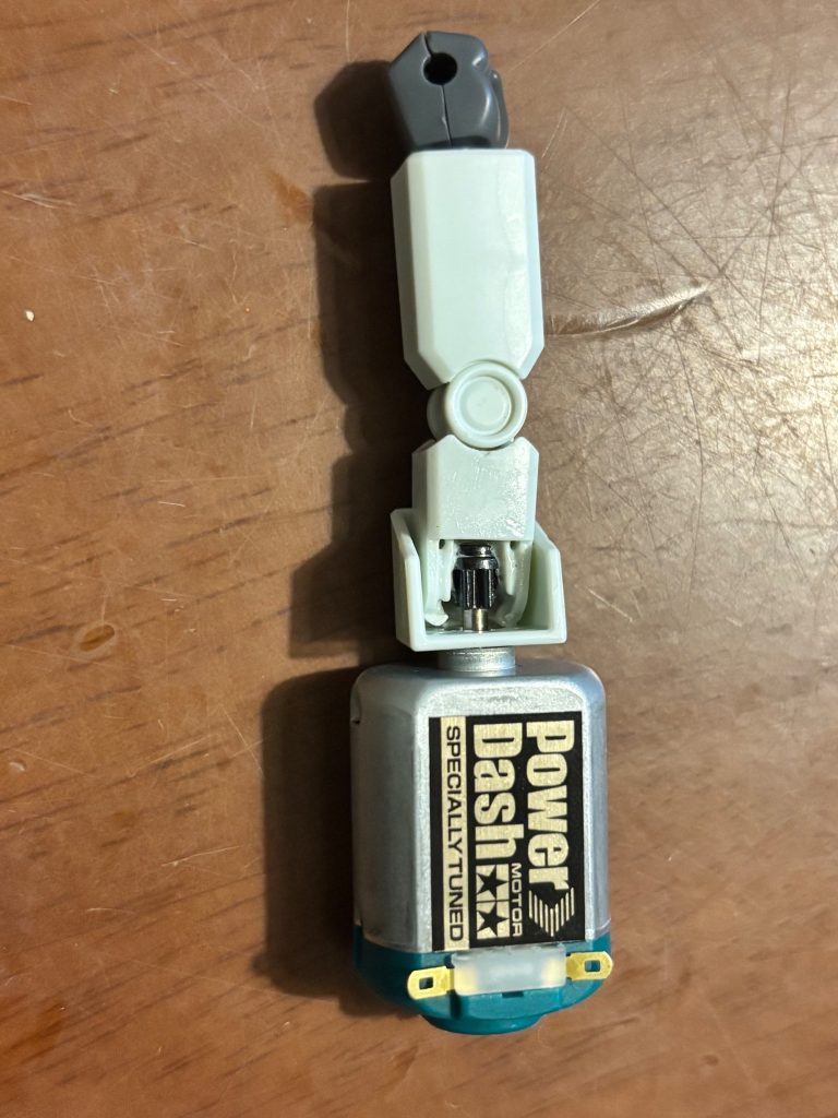 パワーー!! ヤー!!!ってなわけでモーターと腕を合体！ミニ四駆のピニオンを腕側に引っ付けました！画像はパワーダッシュなんですけど、ミスって壊れたので普通のノーマルモーターで作りました！（仮説は、アロンアルファがモーターの中に入ってブラシと整流子の間に…）←二回目はパテでつけました！