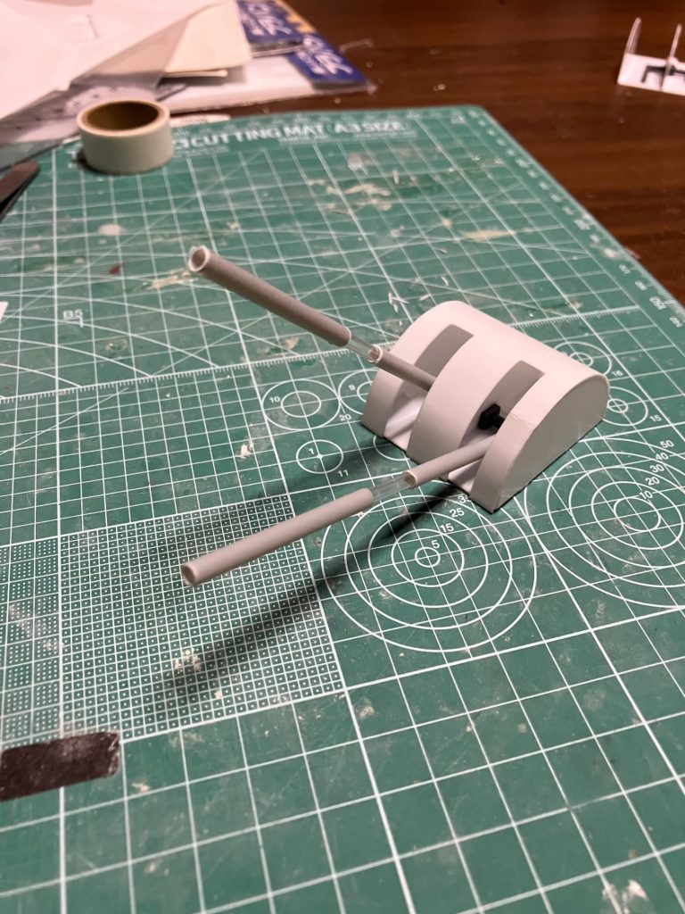 ブリッジ横の機銃は余ったポリキャップにランナーゲートの直角の部分を切り取って差し込み可動するようにしましたキットによってランナーの太さに違いがあるみたいで、今回使ったポリキャップにはHGゼータプラスのものがフィットしました