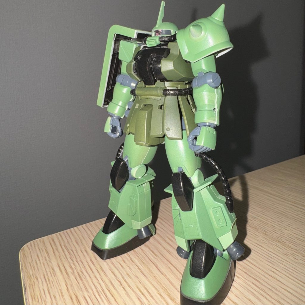 一部フレームを除いて塗装しました。人生3回目くらいの塗装ですが、肩の裏側や腕のつなぎめなど、一部塗装できいない箇所があります。もう一度塗るのが面倒だったのでそのまま放置していますw次回からはしっかり確認しながら塗装していきたいですね。