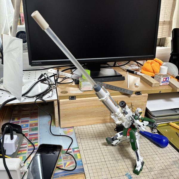 額の部分をケルディムガンダムサーガっぽくしてみました。付け替え可能です。ライフルは原型は完成。後はパテ、装飾して行けば完成です。（2枚目）