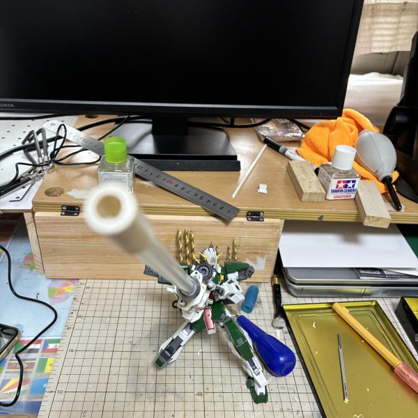 額の部分をケルディムガンダムサーガっぽくしてみました。付け替え可能です。ライフルは原型は完成。後はパテ、装飾して行けば完成です。（3枚目）