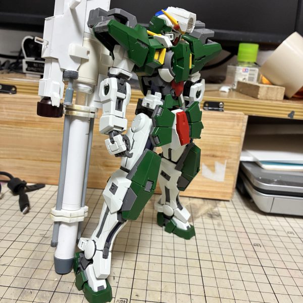 額の部分をケルディムガンダムサーガっぽくしてみました。付け替え可能です。ライフルは原型は完成。後はパテ、装飾して行けば完成です。（4枚目）