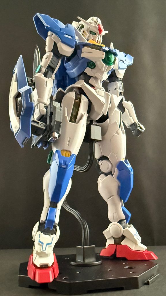 GM-001 &nbsp; GUND-ARM &nbsp;EXIAL　ガンダムエクシアル。ソレスタアースビーイングの保有する、機動兵器“ガンダム“の内の“一機“、機体中央に内蔵された、「GMドライヴ（水星炉）」から発生するPM（パーメット）粒子により、無限に近いエネルギーと驚異的な機動性能を実現している。GMドライヴや機体各部から放出されたPM粒子は、電波障害を引き起こし、通信等を始め、レーダー類の使用を不可能にする。既存のMSとの共通点もあるが、放出されるPM粒子により、MS単体での浮遊、飛行を可能にしているなど、飛躍的に高い技術が多数導入されている。　ソレスタアースビーイングの保有する機体の中では、機動性、格闘性能に特化した機体である。エクシアルは、格闘戦用の武装が中心となっており、機体各部に装備された最大七本の剣（セブンソード）をミッションに応じて使い分ける。メイン武装となるGMソードの切れ味は凄まじく、重装甲のディランザの装甲を、容易く両断している。