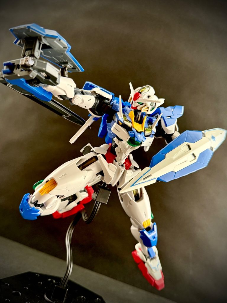 　ソレスタアースビーイングのガンダムが、初めて世界にその姿を現したのは、アスティカシア学園の決闘の最中だった。常にオープンではない学園内で、その決闘の前後に学園に“入って“来た“もの“は何も確認されていなかった。その事実は、そのMS。ガンダムエクシアルは、“初めて姿を現した決闘以前から、アスティカシア学園内にあった“という事になるのである。それは、何者かが、いや。ソレスタアースビーイングが、“学園内にガンダムを秘匿していた“という事実として浮かび上がってくるのだ。後に、プロスペラ•シュヘンベルグは、シン•セー開発公社の科学者であり、技術者である事がわかる。水星圏の企業であるシン•セー開発公社。そして、水星からやって来た転入生、スレナ•M•セイエイ。彼は、地球寮に所属している。　…ソレスタ“アース“ビーイング。…そう、地球寮こそが、ソレスタアースビーイングなのである。