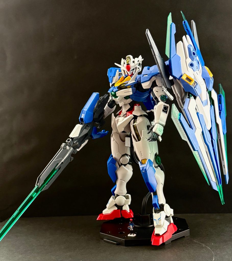 ガンダム　エクシアル［T］　一対一。ではなく、一対多数の戦闘に対応した、ガンダムエクシアルの武装プランの一つ。右手の「GMソードⅡ」と、左肩の「GMエスカッシャン」により、そのシルエットはより攻撃的になっている。アロングズの台頭に対し、量子コンピューター「クワイエット•ゼロ」より掲示された、強力な戦闘用プランである。GMエスカッシャンを装備するバインダー内に、もう一つのGMドライヴを搭載しており、名称にある［T］は、ツインドライヴを意味しているとおもわれる。独立治安維持部隊　A.RONGSアロングズ　「長ずる者」「優秀な者」の意味を持つ。（造語）　ソレスタアースビーイングの行き過ぎた武力介入に対抗する為、当時の国連を中心とした、新連邦政府によって設立された部隊。軍が先導し、御三家（ジェターク、ペイル、グラスレー）を始めとした、ベネリットグループが技術、物資の提供を。軍、そしてアスティカシアから“優秀な“パイロットを集め、結成された組織。組織のイメージカラーはダークレッド。初めは、カスタムされた程度の通常のMSを使用し、数を揃える事で、圧倒的な性能差のガンダムに対抗していたが、「プロスペラ•シュヘンベルグのメッセージ」後、量子コンピューター「クワイエット•ゼロ」により開示された、『擬似PMドライヴ』の情報により、少数ではあるものの、ガンダムに対抗出来る戦力を持つに至った。これにより、世界のバランスは、再び、大きく変わっていく事になった。擬似PMドライヴ　「プロスペラ•シュヘンベルグのメッセージ」の後、全世界に開示された情報の中にあった「水星炉」の情報を元に作られたエンジン。“ガンダム”にしか搭載出来ないGMドライヴと違い、このエンジンは、ほぼ全てのMSに搭載可能である。「水星炉」のコピーとはいえ、その出力は同等であり、搭載されたMSは高い戦闘能力を持つ。搭載されたMSは、血の様な赤色のPM粒子が機体各部から放出される。オリジナルのGMドライヴと違い、擬似PMドライヴから放出される粒子には、レーダーや通信の妨害などのジャミング能力などは無く、圧縮の度合いにより色が変わる事も無い。また、このドライヴから放出された粒子には、強い毒性があり、擬似PMドライヴ搭載機のパイロットには、甚大な肉体的負担が伴う。情報が開示された当初は、少数しか作る事が出来なかったが、やがて、改良を加えられ、多くのMSに搭載される事になる。このドライヴ搭載機は、基本的に名称の前に「PM」がつく。（例、PMディランザ、PMザウォート、PMハインドリー等）